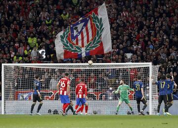 Ocasión de gol para los rojibalncos. Antoine Griezmann chuta con rosca, y manda el balón al larguero de la portería de David De Gea.