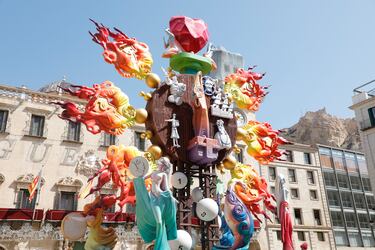 Las fallas visten las calles de Alicante. 
