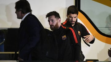 Messi y Suárez, ayer a su llegada a Madrid, donde la plantilla del Barcelona viajó tras entrenarse en la Ciutat Esportiva por la tarde.