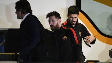 Messi y Su&aacute;rez, ayer a su llegada a Madrid, donde la plantilla del Barcelona viaj&oacute; tras entrenarse en la Ciutat Esportiva por la tarde.