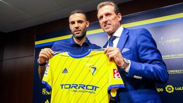 Sergio S&aacute;nchez posa con su nueva camiseta junto a &Oacute;scar Arias.