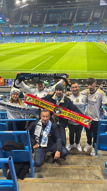 Media docena de aficionados disfrutaron del pase a cuartos en la grada del Etihad.