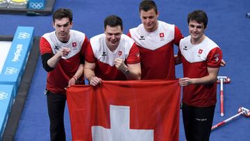 El equipo de Suiza celebra la medalla de bronce en curling en los Juegos Ol&iacute;mpicos de Invierno de Pyeongchang,