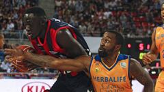 El p&iacute;vot senegal&eacute;s del Baskonia Ilimane Diop (i), defiende el bal&oacute;n ante la presi&oacute;n del base estadounidense del Herbalife Gran Canaria Bo Macalebb.