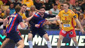 Fabregas, en el centro de la imagen, crea la superioridad del Barça con sus bloqueos