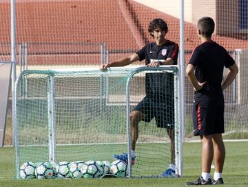 Tiago's first training session with Atlético as Simeone's assistant