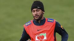 Neymar, durante la sesi&oacute;n de entrenamiento con Brasil. 