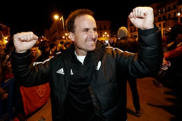 Jagoba Arrasate levanta los puños delante de los aficionados del Club Atlético Osasuna en la Plaza del Castillo.