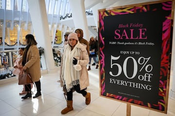 FILE PHOTO: People shop at the Shops at the Oculus and Westfield Shops during Black Friday shopping in New York City, U.S., November 24, 2023.  REUTERS/Brendan McDermid/File Photo