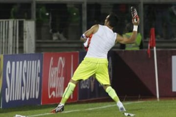Claudio Bravo festejó con los hinchas sus 85 partidos con la selección chilena, convirtiéndose en el jugador nacional con más partidos en la Roja.