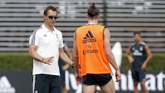 Julen Lopetegui se dirige a Gareth Bale.