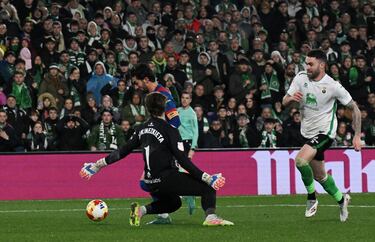 0-1. Gran pase al espacio de Fermín López para Ferran Torres. 'El Tiburón' encara a Jokin Ezquieta, y en el mano a mano, regatea al portero y anota a placer.