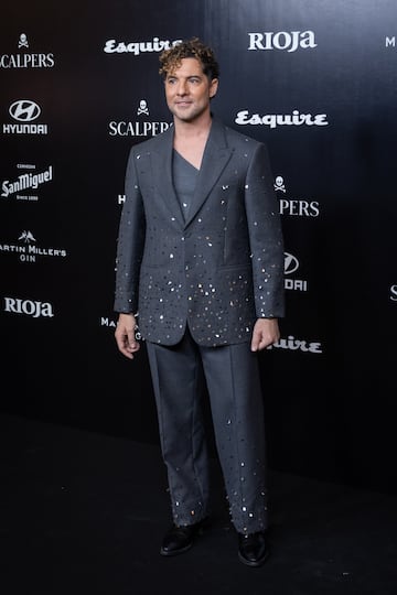 David Bisbal atiende a los medios en el posado de la gala de entrega de los Premios Hombres del A?o Esquire en el Casino de Madrid.