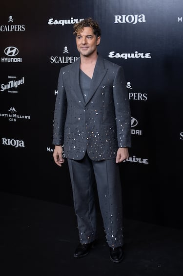 David Bisbal atiende a los medios en el posado de la gala de entrega de los Premios Hombres del Año Esquire en el Casino de Madrid.