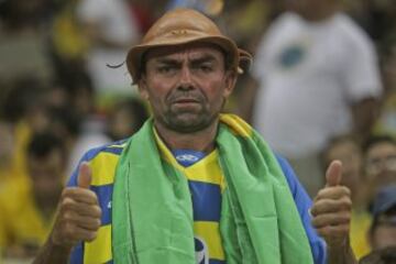 Aficionados esperan el inicio del juego entre Brasil y Venezuela hoy, martes 13 de octubre de 2015, durante un partido clasificatório para el Mundial de Fútbol de Russia 2018, en el estádio Arena Castelao en Fortaleza.