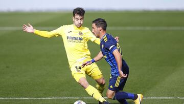 VILLAREAL, SPAIN - MARCH 21: Isaac &#039;&#039;Iza&#039;&#039; Carcelen of Cadiz CF challenges for the ball against Manu Trigueros of Villareal FC during the La Liga Santander match between Villarreal CF and Cadiz CF at Estadio de la Ceramica on March 21,