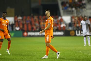 El colombiano fue elegido como mejor jugador de la Eredivise en 2018. Fue entonces cuando fichó por el Atlético de Madrid. Con Simeone a los mandos no terminó de hacerse con el puesto y probó suerte, sin demasiado éxito, en el Bayer Leverkusen y en el Granada antes de volver a América para jugar en el Cinccinati. Flamengo lo tiene en su radar para reforzar al equipo brasileño.