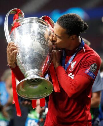 Fichado a finales de diciembre de 2017 por 80 millones de euros, es uno de los principales responsables del gran momento actual del Liverpool. Tambi谷n podr赤an ocupar este lugar Carragher (690 partidos) o Ron Yeats (tremendo central de los sesenta).