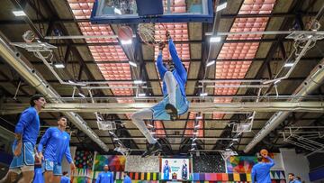 Mus Barro, pívot del Movistar Estudiantes, realiza un mate en el calentamiento previo al segundo partido del playoff ante el Inveready Gipuzkoa.