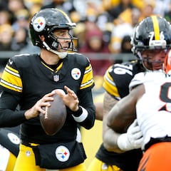 Aaron Rodgers exits Steelers win after left wrist injury sets off alarm bells