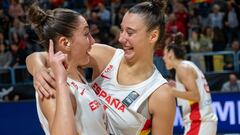 Las jugadoras de la selección femenina de Baloncesto Raquel Carrera (i) y Laura Quevedo (d) celebran un tanto durante el Encuentro de clasificación para el Eurobasket 2023 entre las selecciones de España e Islandia disputado en el Pabellón de Deportes Carolina Marín de Huelva, este jueves. Las españolas se han impuesto a las islandesas por un 120-54.