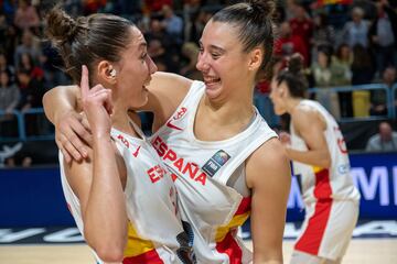 Laura Quevedo y Raquel Carrera celebran la victoria de España ante Islandia en las Ventanas FIBA de clasificación.