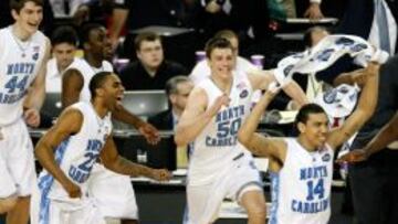 Wayne Ellington, Tyler Hansbrough y Danny Green celebran el t&iacute;tulo de los North Carolina en 2009.