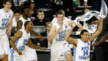 Wayne Ellington, Tyler Hansbrough y Danny Green celebran el t&iacute;tulo de los North Carolina en 2009.