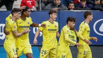 PAMPLONA, 24/11/2024.- Los jugadores del Villarreal celebran el 2-2 marcado por Gerard Moreno (i) ante el Osasuna, durante el partido de la jornada 14 de LaLiga disputado entre Osasuna y Villarreal este domingo en el estadio de El Sadar. EFE/Jesús Diges