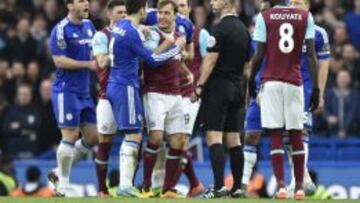 Encontronazo entre Mark Noble y Chelsea's Cesc Fábregas.