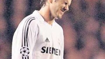 <b>TOCADO. </b>Beckham se duele del adductor durante el partido.