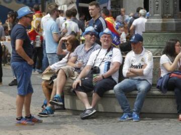 Los ingleses esperan la hora del partido disfrutando de las terrazas de la Plaza Mayor.
