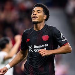 Malik Tillman golpea a Gio Reyna en el Leverkusen-Mönchengladbach