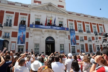 Los jugadores del Real Madrid salen al balcón de la sede de la Comunidad de Madrid para ofrecer el trofeo a sus aficionados.  