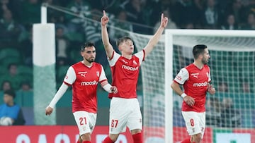 Ricardo Horta, con el 21 en el pantalón, junto con Pato y Moutinho.