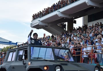 La estrella del fútbol Diego Maradona llega al estadio de Brest el 16 de julio de 2018. El argentino de 57 años visita Bielorrusia por primera vez tras convertirse en el presidente de la junta directiva del Dinamo