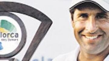 Olazábal, mostrando el trofeo..