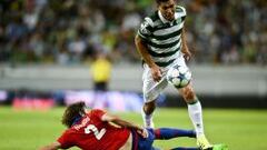 Sporting&#039;s Colombian forward Teofilo Gutierrez &quot;Teo&quot; (R) vies with CSKA Moscow&#039;s Brazilian defender Mario Fernandes (L) during the UEFA Champions League play off football match Sporting Portugal vs CSKA Moscow at the Jose Alvalade stadium in Lisbon  on August 18, 2015.  AFP PHOTO / PATRICIA DE MELO MOREIRA