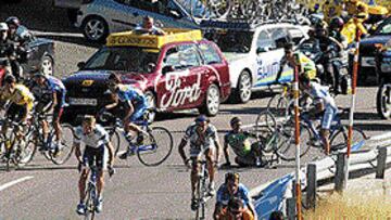 <b>CAÍDA EN PLENA BATALLA.</B> A dos kilómetros de meta, y coincidiendo con un demarraje, Txema del Olmo se fue al suelo y obligó a frenar a Aitor y González, quien sin embargo pudo recuperar el terreno perdido.