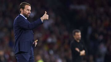 Southgate da instrucciones a sus jugadores desde la banda.