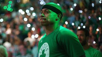 Isaiah Thomas, jugador de Denver Nuggets, antes de un partido de los playoffs NBA 2017 con los Boston Celtics.