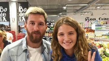 Mientras se recupera de su lesión, Leo Messi acudió a un supermercado cercano a su casa en Castelldefels.