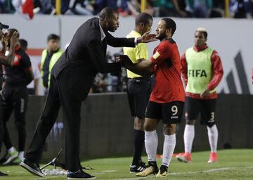 MEX81. SAN LUIS POTOSÍ (MÉXICO), 06/10/2017.- El jugador de Trinidad y Tobago Shahdon Winchester (d) celebra la anotación de un gol ante México hoy, viernes 06 de octubre de 2017, durante el partido por las eliminatorias de la Concacaf al Mundial de Rusia 2018, disputado entre México y Trinidad y Tobago en el estadio Alfonso Lastras de la ciudad de San Luis Potosí (México). EFE/José Méndez