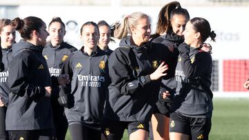 Moller abraza a Zornoza durante un entrenamiento del Real Madrid femenino esta temporada.