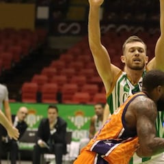 El Betis se estrena a costa de un fatigado Valencia