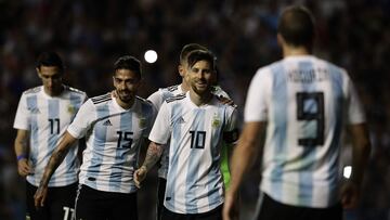 Gonzalo Higuaín celebrando el gol junto a sus compañeros de selección. 