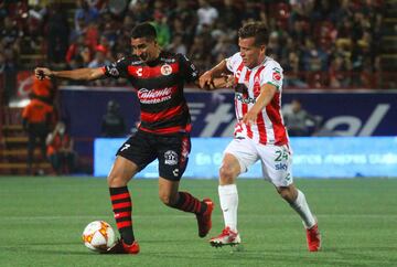 En el que quizá sea el resultado menos trascendente del fin de semana, Xolos volvió a la senda del triunfo por la mínima diferencia ante Necaxa. El cuadro canino logró subir algunos puestos pero todavía se encuentra lejos de puestos de liguilla y de encontrar su mejor versión bajo la dirección técnica de Diego Cocca. Por otra parte, el equipo de propuesta ofensiva y atractivo de Marcelo Leaño que vimos al principio de la campaña parece irse diluyendo y ya está el lugar 15 de la tabla general.