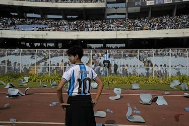 Un vídeo difundido por ANI mostró a seguidores lanzando asientos arrancados y otros objetos al campo y a la pista de atletismo, mientras varias personas que habían trepado la valla que rodea el terreno también arrojaban objetos.