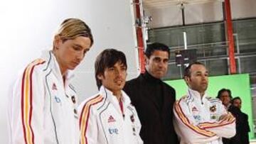 <b>LUCES, CÁMARA... ¡SELECCIÓN!</b> Torres, Silva e Iniesta esperan turno, junto a Hierro, para saltar en la cama elástica y rodar su anuncio.