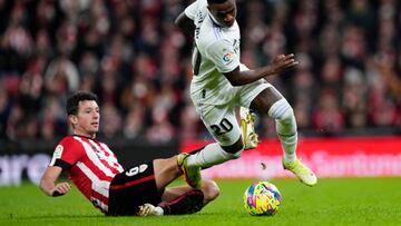 Vinicius escapa de una tarascada de Mikel Vesga en el último partido liguero que jugaron Athletic y Real Madrid.